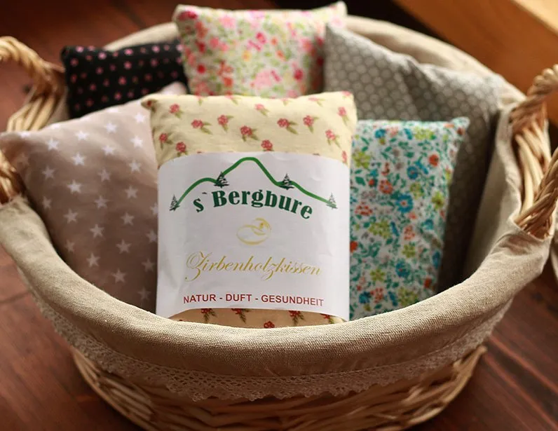 Zirbenholzkissen von s'Bergbure in einem Korb